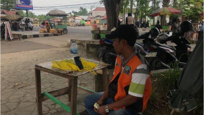 PARKIR - Dejumlah lokasi seperti kawasan Tugu Keris Siginjai dan Mayang sebagian juru parkir masih melakukan transaksi secara manual.