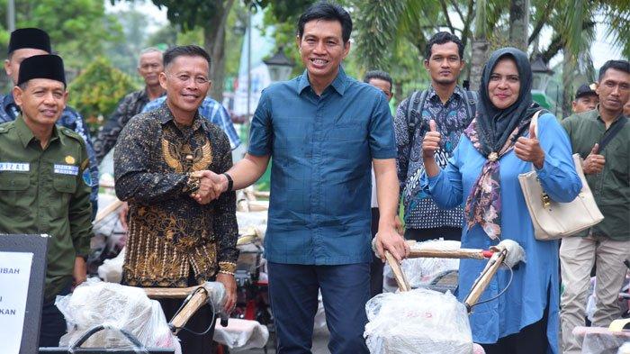 Bupati Batanghari M Fadhil Arief serahkan bantuan alat mesin pertanian kepada 29 kelompok tani untuk tingkatkan produksi pertanian