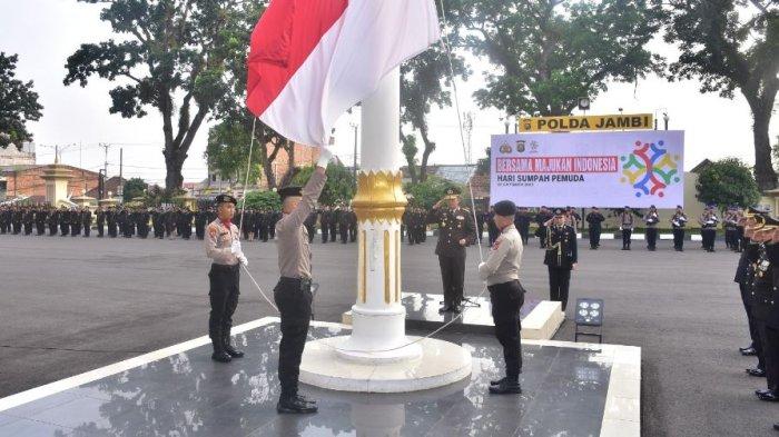 Kapolda Jambi Irjen Pol Rusdi Hartono pimpin upacara Pengibaran Bendera Merah Putih dalam rangka memperingati Hari Sumpah Pemuda Ke-95 Tahun 2023 pada Sabtu (28/10/2023).