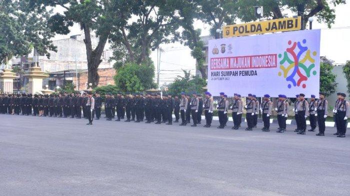 Personel Polda Jambi gelar upacara Pengibaran Bendera Merah Putih dalam rangka memperingati Hari Sumpah Pemuda Ke-95 Tahun 2023 pada Sabtu (28/10/2023).