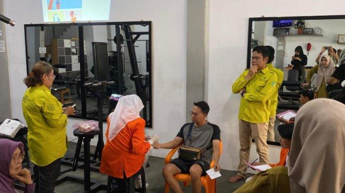 Dosen dari Jurusan Teknologi Laboratorium Medik (TLM) Politeknik Kesehatan Kemenkes Jambi (Polkesjam) melaksanakan kegiatan Pengabdian kepada Masyarakat (Pengabmas) di Ule Fitness Jambi, Kelurahan Kenali Besar, Kota Jambi, pada 3 Oktober 2024.
