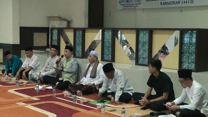 Pj Bupati Muaro Jambi Bachyuni Deliansyah menggelar pesantren kilat pada Ramadhan 2024. Pesantren kilat yang digelar ini melibatkan pejabat eselon II dan III dilingkup pemerintah Kabupaten Muaro Jambi.