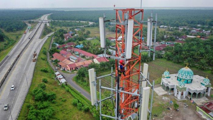 Seorang teknisi XL Axiata sedang melakukan pemeliharaan perangkat BTS (Base Transceiver Station) di sebuah tower seputaran Tol Trans Sumatera yang menghubungkan Kota Medan – Langkat yang berada di Desa Payabakung, Kecamatan Hamparan Perak, Kabupaten Deli Serdang, Senin (25/3). XL Axiata memastikan, sebagian besar jalur mudik utama telah terlayani dengan jaringan data berkualitas 4G LTE. Peningkatan kualitas jaringan secara rutin XL Axiata lakukan sesuai peningkatan trafik, antara lain dengan penambahan BTS baru, penambahan jaringan fiber optik dan kapasitas BTS, serta optimalisasi jaringan. Perluasan ini akan terus dilakukan agar layanan bisa lebih merata menjangkau area-area dengan potensi ekonomi besar, termasuk yang terhubung dengan jalan Tol Trans Sumatera.