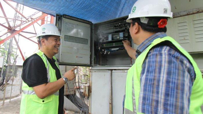 Head of Sales XL Axiata Greater Medan, Horas Lubis (paling kiri) sedang melakukan pengecekan perangkat BTS (Base Transceiver Station) di sebuah tower seputaran Tol Trans Sumatera yang menghubungkan Kota Medan – Langkat yang berada di Desa Payabakung, Kecamatan Hamparan Perak, Kabupaten Deli Serdang, Senin (25/3). XL Axiata memastikan, sebagian besar jalur mudik utama telah terlayani dengan jaringan data berkualitas 4G LTE. Peningkatan kualitas jaringan secara rutin XL Axiata lakukan sesuai peningkatan trafik, antara lain dengan penambahan BTS baru, penambahan jaringan fiber optik dan kapasitas BTS, serta optimalisasi jaringan. Perluasan ini akan terus dilakukan agar layanan bisa lebih merata menjangkau area-area dengan potensi ekonomi besar, termasuk yang terhubung dengan jalan Tol Trans Sumatera.