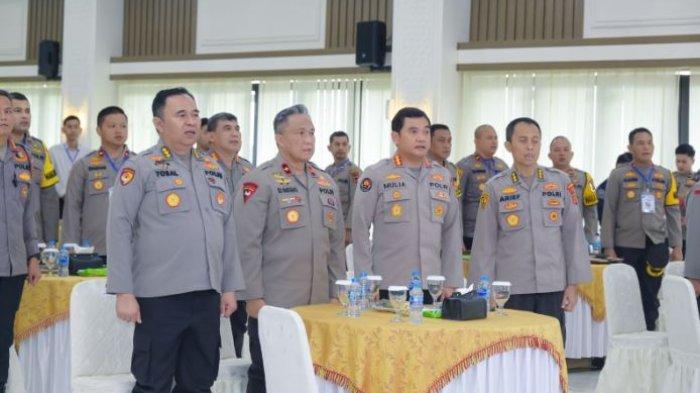 Kapolda Jambi Irjen Pol Rusdi Hartonpo, Wakapolda Jambi, Brigjen Pol. Edi Mardianto dan petinggi Polda Jambi menghadiri Rapat Kerja Tekhnis (Rakernis) Bidang Hubungan Masyarakat (Humas) Polda Jambi Tahun 2024 pada Kamis, (30/05/2024).