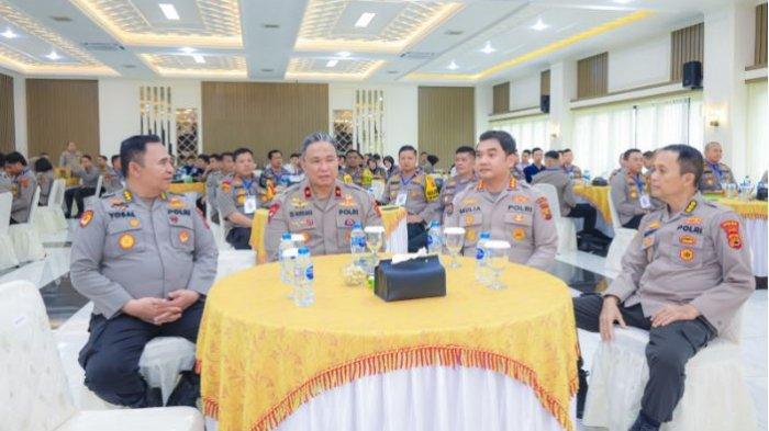 Kapolda Jambi Irjen Pol Rusdi Hartonpo, Wakapolda Jambi, Brigjen Pol. Edi Mardianto dan petinggi Polda Jambi menghadiri Rapat Kerja Tekhnis (Rakernis) Bidang Hubungan Masyarakat (Humas) Polda Jambi Tahun 2024 pada Kamis, (30/05/2024).