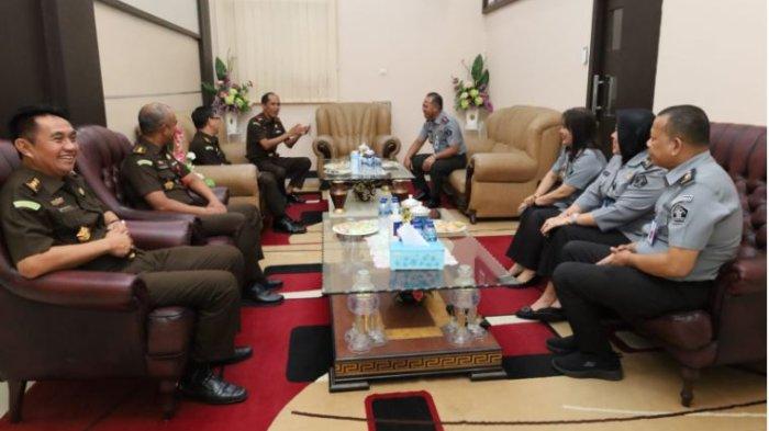 Kepala Kantor Wilayah Kementerian hukum dan HAM Jambi M. Adnan menerima kunjungan kerja Kepala Kejaksaan Tinggi Jambi, Dr. Hermon Dekristo, Selasa (30/7/2024).