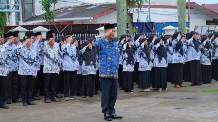 Upacara peringatan HUT ke-53 KORPRI dan Hari Guru Nasional (HGN) Tahun 2024 di Tanjung Jabung Barat yang berlangsung di halaman Kantor Bupati pada Jum'at, 29 November 2024.