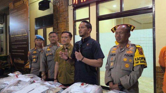 Dir Reskrimum Polda Jambi Kombes Pol Andri Ananta Yudhistira didampingi oleh Kapolres Kerinci AKBP M Mujib, Kasat Reskrim dan Kasi Humas Polres Kerinci saat konferensi pers pengungkapan kasus peristiwa pembakaran dan pengrusakan kotak suara Pilkada Kota Sungai Penuh