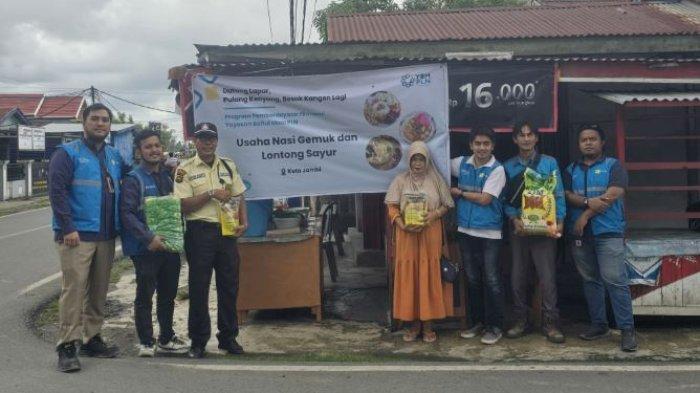 PT PLN (Persero) Unit Pelaksana Pelayanan Pelanggan (UP3) Jambi melalui Yayasan Baitul Maal (YBM) menyerahkan bantuan modal usaha beserta peralatan pendukungnya bertempat Musholla Nurul Ilmi PLN UP3 Jambi