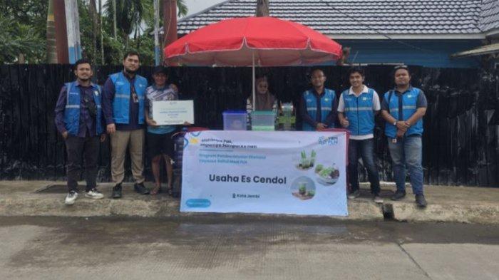 PT PLN (Persero) Unit Pelaksana Pelayanan Pelanggan (UP3) Jambi melalui Yayasan Baitul Maal (YBM) menyerahkan bantuan modal usaha beserta peralatan pendukungnya bertempat Musholla Nurul Ilmi PLN UP3 Jambi