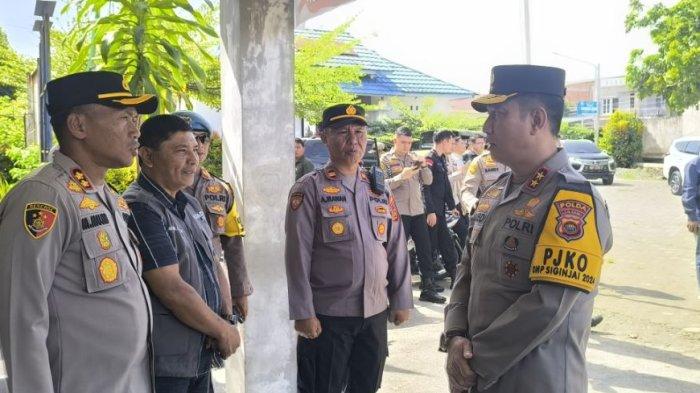 Kapolda Jambi Irjen Pol Rusdi Hartono di dampingi oleh Danrem 042/Garuda Putih lakukan kunjungan dan monitoring di PPK Kecamatan Siulak pada Sabtu, (30/11/2024)