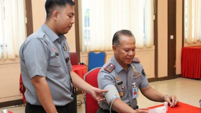Kepala Kantor Wilayah Kemenkumham Jambi, M Adnan saat pemeriksaan kesehatan dalam rangka menyambut Hari Pengayoman ke-79 Tahun 2024