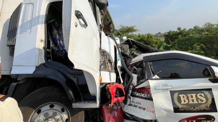 Mobil TV One mengalami kecelakaan lalu lintas di, KM 315+600 A Pemalang-Batang Tol Road atau dari arah Jakarta hendak ke Semarang.
