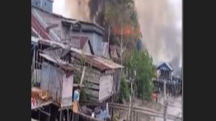 SEBANYAK 50 rumah dan 1 kios di Desa Sungai Dualap, Kecamatan Kuala Betara, Kabupaten Tanjabbar, dilalap api, Senin (16/6). Sebanyak 122 orang kehilangan tempat tinggal. (TRIBUN JAMBI/ISTIMEWA)