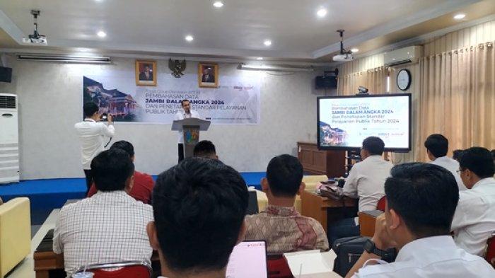Kepala BPS Jambi Agus Sudibyo memberi sambutan saat Focus Group Discussion (FGD) II, Rabu (21/2/2024).
