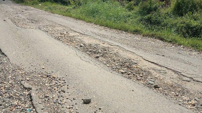 JALAN RUSAK - Akses jalan penghubung antara Kelurahan Dusun Bangko dan Desa Sungai Kapas Merangin mengalami kerusakan cukup parah, Senin (7/4/2025).