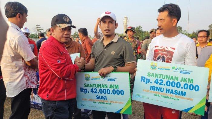 Gubernur Al Haris menyerahkan santunan JKM.