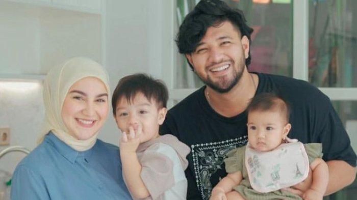 Ammar Zoni dan Irish Bella dengan kedua anaknya