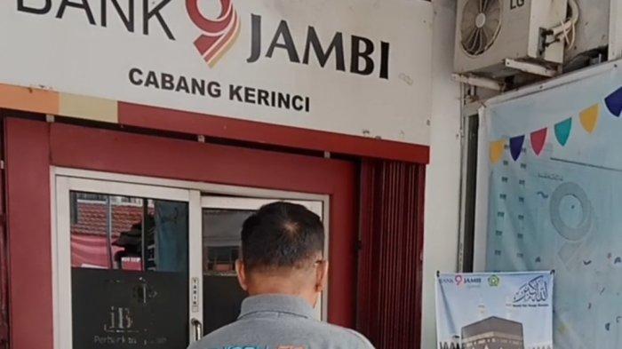 AKTIVITAS BANK JAMBI - Suasana aktivitas layanan di Bank Jambi Cabang Kerinci tetap berjalan normal.