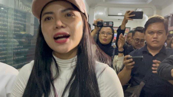 Artis Dinar Candy kekasih Affandi Susilo alias Ko Apex diperiksa penyidik Subdit I Kamneg Ditreskrimum Polda Jambi dalam kasus penggelapan