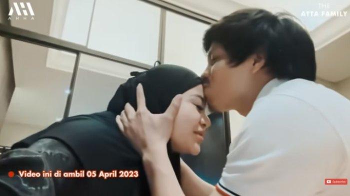 Aurel Hermansyah cium Aurel saat Tahu Istrinya Hamil Anak Kedua