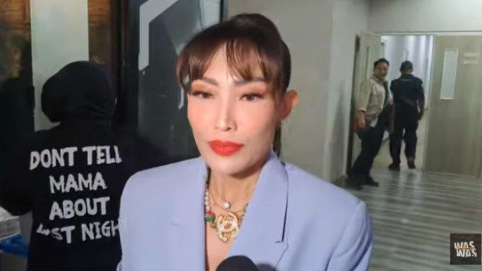 Ayu Dewi pindah rumah baru