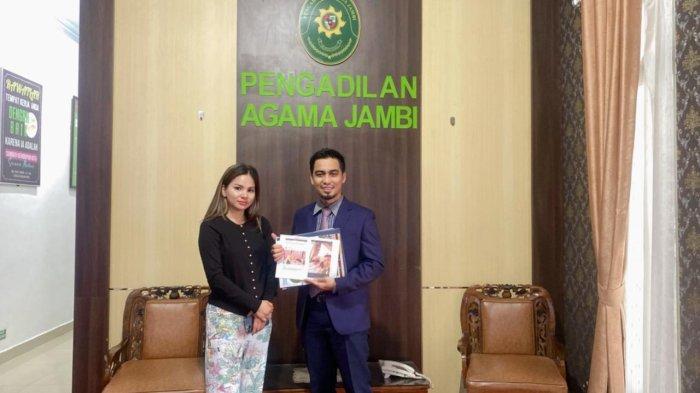 Ayo Soraya bersama kuasa hukum saat sidang gugatan cerai. Ko Apex, suaminya diduga selingkuh dengan Dinar Candy.