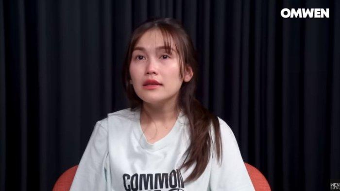 Ayu Ting Ting menangis curhat Ayah Rozak ngebet Anaknya Jadi Artis