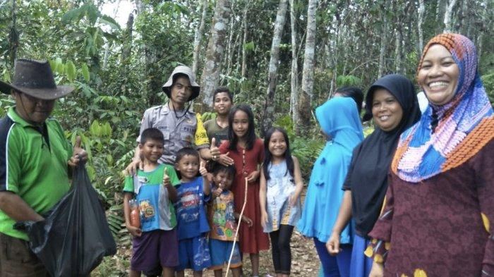 BRIPKA ARJUNIF, Bhabinkamtibmas, bersama warga Desa Sepunggur, Kecamatan Bathin II Babeko, Kabupaten Bungo.