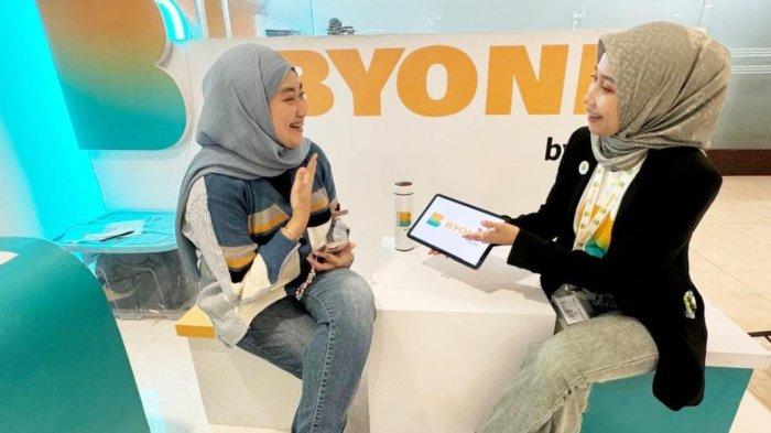 Pengunjung sedang mengunjungi salah satu booth BSI di salah satu Mall di Jakarta dan antusias mendownload SuperApp BYOND by BSI.