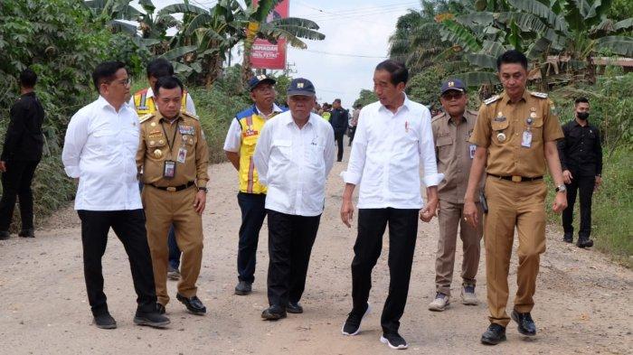 Pj Bupati Muaro Jambi Bachyuni Deliansyah (kanan) mendampingi kunjungan kerja Presiden Jokowi ke Desa Desa Tangkit, Kecamatan Sungai Gelam