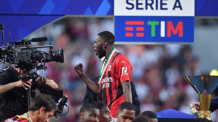 Bek AC Milan, FIkayo Tomori merayakan kemenangan AC Milan di Liga Italia dan merah scudetto, Senin (23/5/2022)
