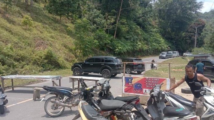 Jalan Kerinci - Bangko lumpuh total, Selasa (12/9/2023). Warga Perentak lakukan pemblokiran