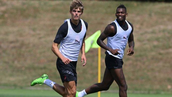 Charles De Ketelaere dan Rafael Leao dalam sesi latihan AC Milan jelang melawan Atalanta di Serie A Italia