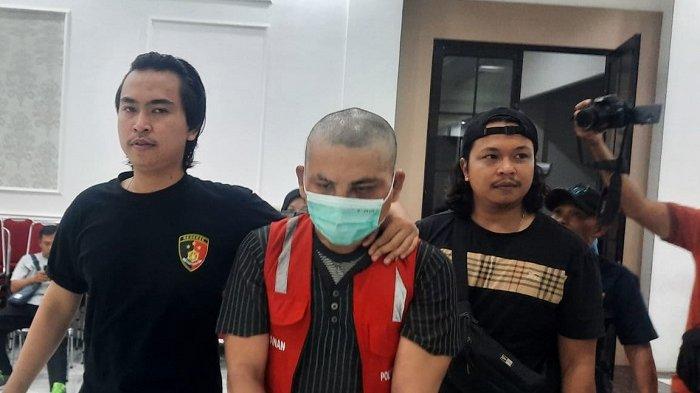 Daniel Sihombing (24) pemuda asal Sumatera Utara, Medan tersangka pembunuhan Resti Widia warga Banten yang ditemukan terikat dalam lemari indekos RT 7, Kelurahan Pakuan Baru, Kecamatan Jambi Selatan, Kota Jambi.
