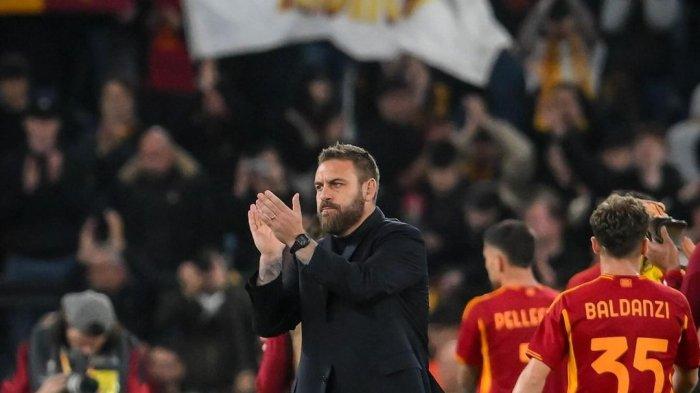 Daniele De Rossi bersama skuad AS Roma