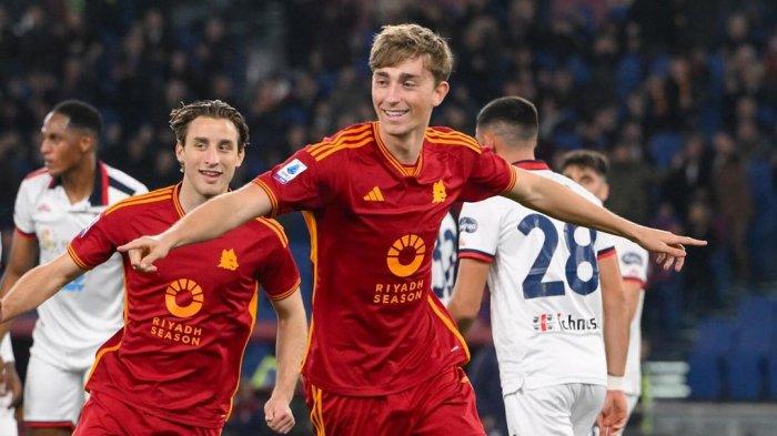 Dean Huijsen merayakan gol pertamanya di AS Roma