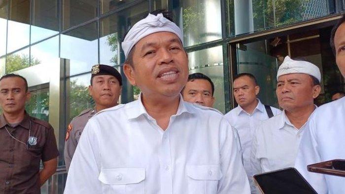 Dedi Mulyadi melepas kelulusan 273 siswa yang telah menyelesaikan pembinaan di barak militer di Dodik Bela Negara Rindam III Siliwangi, Lembang, Kabupaten Bandung Barat, Jawa Barat.