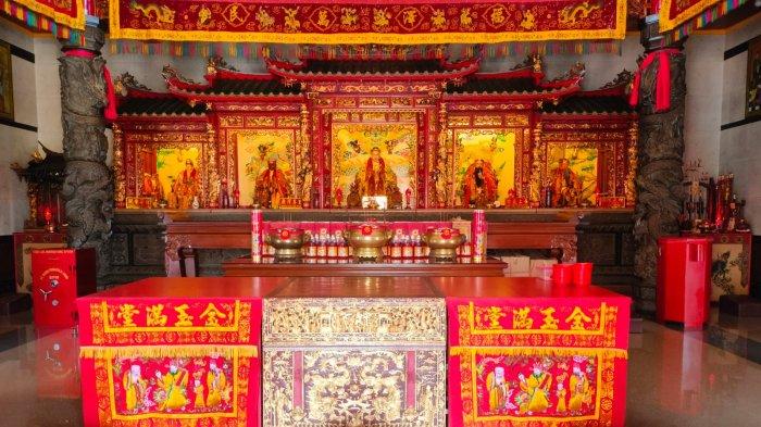 Dekorasi serba kemerahan dan keemasan di Kelenteng Leng Chung Keng, Kota Jambi. Menjelang perayaan Tahun Baru Imlek 2575 Kongzili pada Sabtu (10/2), kelenteng dibersihkan (1).
