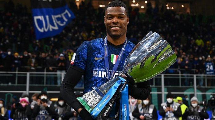 Bek Inter Milan, Denzel Dumfries yang diincar Chelsea untuk memperkuat pertahanan mereka.