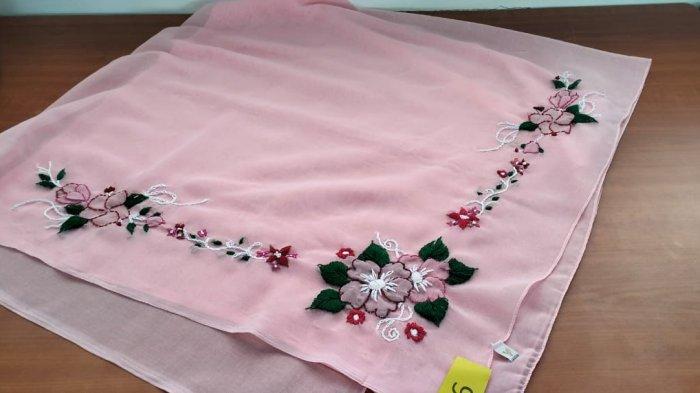 Detail jilbab buatan siswa siswi Sekolah Luar Biasa Negeri (SLBN) Kuala Tungkal, Kabupaten Tanjung Jabung Barat (Tanjabbar), Provinsi Jambi.