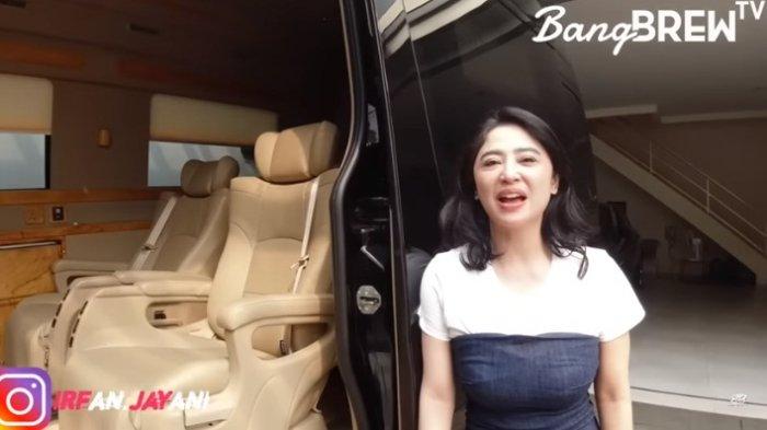 Dewi Perssik Pamer Mobil Mewah seharga Rp 2,7 M