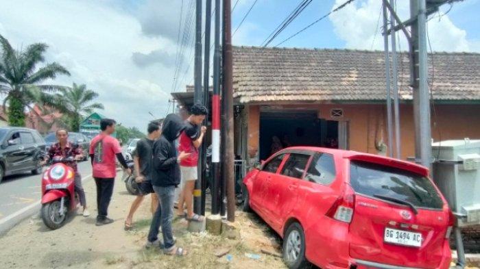 Diduga Ngantuk, Avanza Merah Tabrak Rumah Warga Hingga Jebol
