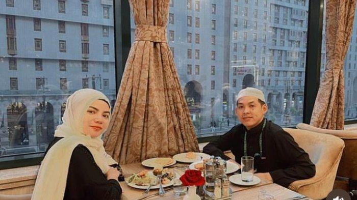 Dinar Candy dan Ko Apex umroh bareng
