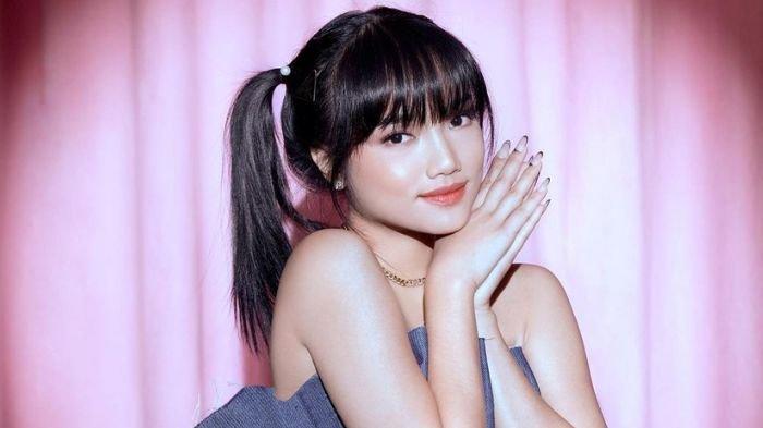 Fuji Utami baru saja menghebohkan dengan sesi Shopee Live perdananya pada 29 Agustus 2023 yang berhasil meraih respon dan omzet begitu fantastis dengan tembus lebih dari 3 ribu produk terjual di akunnya Fuji_an.