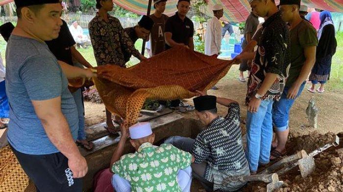 Proses pemakaman Dokter Dwi Fatimahyen (29). Ia meninggal dunia setelah mengalami kecelakaan tunggal, menabrak tiang listrik.