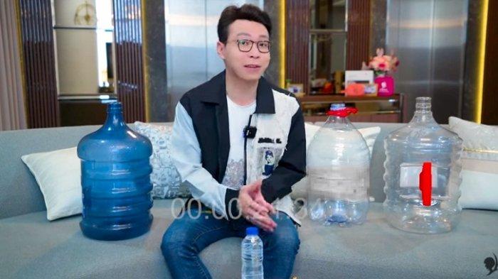 Dokter Richard Lee didemo imbas membuat video tentang bahaya galon air mineral yang mengandung bahan berbahaya berupa BPA.