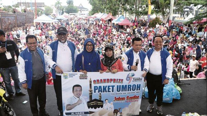 Dua perempuan peserta jalan santai yang mendapatkan tiket umrah dari Gubernur Jambi, Al Haris
