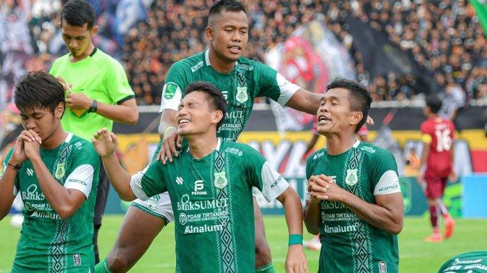 Ekspresi pemain PSMS Medan saat lolos 12 besar Liga 2 Indonesia